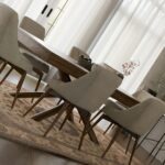 Kaip išsirinkti stalo kojas, kurios pavers jūsų interjerą išskirtiniu: praktiški patarimai ir dizaino įžvalgos Modernus stalas su medinėmis ir metalinėmis kojomis šviesiame interjere.