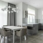 Romanetės interjere: kaip paprastas langų dekoras keičia erdvės pojūtį Romanetės minimalistiniame interjere suteikiančios šviesos ir tvarkos pojūtį