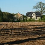 Modernūs saulės moduliai sumontuoti ant naujos statybos gyvenamojo namo stogo.