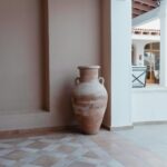 Tradicinės molio spalvos grindų plytelės senovinio stiliaus sodybos interjere.